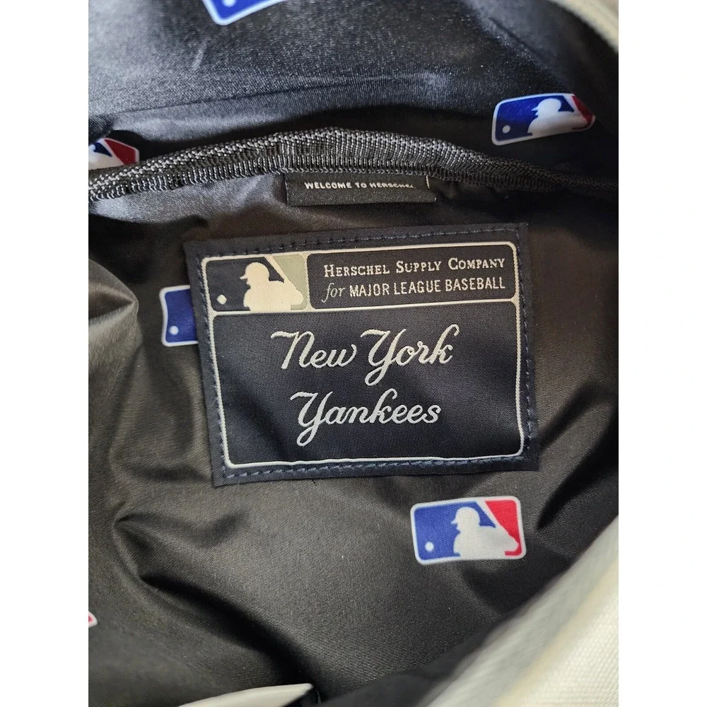 Herschel New York‎ Yankees Herschel Supply Co. Outfield Sixteen Hip Travel Pack